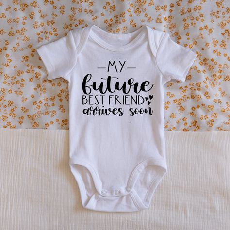 Announce your pregnancy with a super cute bodysuit. Typography onesie, available in a selection of colors, and customized with your due date’s month. The onesie features the text “My Future Best Friend Arrives In ….”, personalized with the month when the baby is due. Absolutely adorable outfit and the perfect pregnancy reveal, share the news with your friend, and family and turn it into a forever keepsake. The newborn outfit will be a unique addition to family photos and baby photoshoots.A simpl Future Besties Onesie, Baby Announcement To Best Friend, Pregnancy Announcement To Best Friend, Best Friend Pregnancy Announcement, Baby Onesie Announcement, Best Friend Onesies, Pregnant Best Friends, Unique Pregnancy Announcement, Baby Announcement Onesie