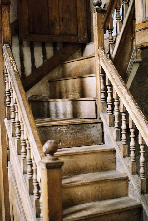 Old stairs were invariably narrow. No king size beds upstairs in this house. Foto Scale, Stair Lift, Diy Staircase, Diy Stairs, Wooden Staircases, Wooden Stairs, Nancy Drew, Stairway To Heaven, Staircase Design