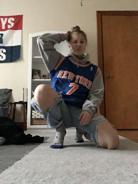 carmello anthony jersey + grey champion hoodie + a bun = super gay 🤩🤩 Football Jersey Over Hoodie Outfit, Hoodie Jersey Outfit, Jersey Hoodie Outfit, Jersey With Hoodie Outfit, Basketball Jersey Over Hoodie Outfit, Nba Jersey Outfit Woman, Jersey Over Hoodie Outfit, Jersey Over Hoodie, Nba Jersey Outfit