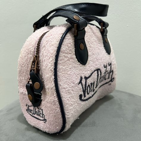 Micro Mini Y2k Vintage Von Dutch Originals Soft Pink Terrycloth & Navy Lettering Bowler Bag!! Early 2000's Style. It's In Great Vintage Condition. Inside Is Clean, Never Used! Approximate Measurements: 8.5x6.5x4 Pink Terrycloth & Contrasting Navy Lettering. Copper Colored Hardware. Zipper Top Closure. Interior Zipper Pocket. Has Some Scuffs To Exterior. No Holes Or Rips. This Item May Have Unnoticed Flaws Or Imperfections. Please See Photos For More Details. Please Message Questions. Price Firm Von Dutch 2000s, Y2k Emo Fashion, Von Dutch Outfit, Von Dutch Bag, Early 2000s Style, Bowler Bag, Von Dutch, Y2k Pink, Emo Fashion