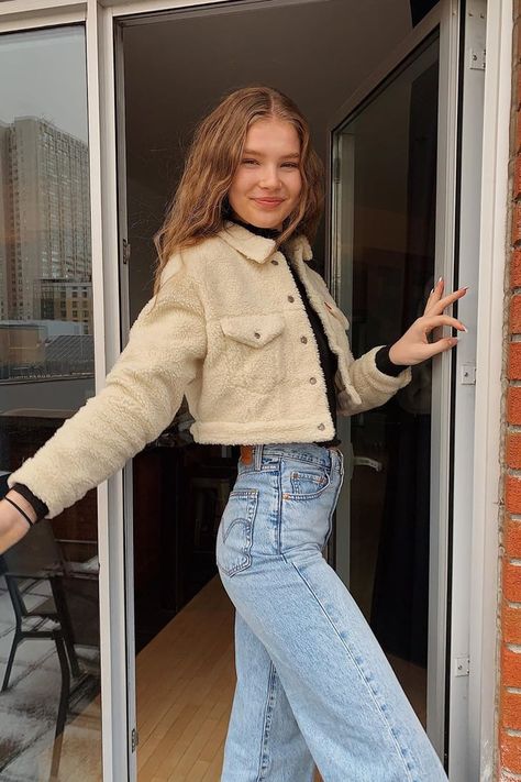 Ellie Thumann, Grunge Look, Popsugar Fashion, Cute Jackets, Sherpa Jacket, Mode Inspo, Soft Grunge, Hot Outfits, Winter Fashion Outfits