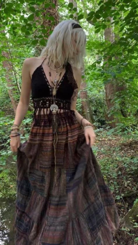 Goblincore Outfits, Boho Rocker, Black Hippy, Black Skirt Outfits, Fairycore Grunge, Long Skirt Outfits, Grunge Dress, Estilo Hippie, Maxi Skirt Outfits