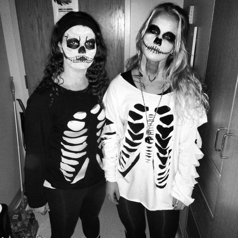 Tshirt Skeleton Costume Diy, Cute Skeleton Costume For Women, Skeloten Costume, Skeleton Costume Women Diy, Homemade Skeleton Costume Diy, Skeleton Costume Girl, Skeleton Diy Costume, Skeleton Shirt Diy, Diy Skeleton Costume Women