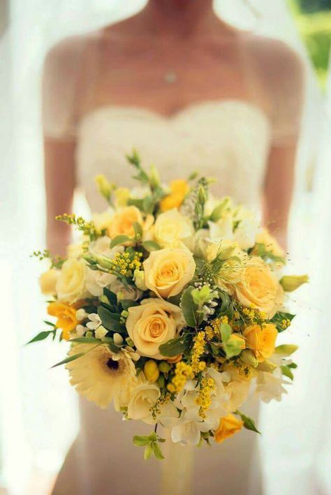 Yellow White Wedding Theme, Yellow Prom Bouquet Ideas, Yellow Flower Wedding Bouquet, Pale Yellow Bridal Bouquet, Yellow And White Wedding Bouquet, Yellow Rose Bridal Bouquet, Yellow Bridal Flowers, Yellow Flower Arrangements Wedding, Yellow Prom Bouquet