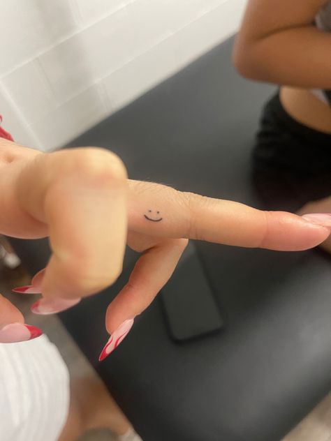 by me :) Smiley Face Finger Tattoo, Smile Face Tattoo, Smiley Face Tattoo, Middle Finger Tattoos, Tiny Finger Tattoos, Cute Simple Tattoos, Finger Tattoo For Women, Small Pretty Tattoos, Tasteful Tattoos