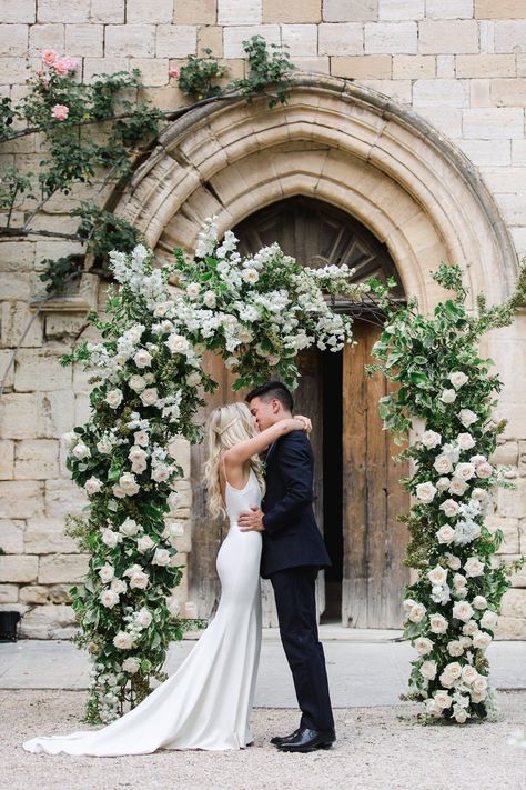 Lilac Wedding Bouquet, Wedding Arbors, Provence Wedding, Wedding Brides, Wedding Arch Flowers, Wedding Arbour, Lilac Wedding, English Wedding, Top Wedding Dresses