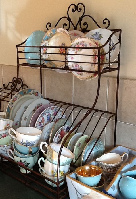 Vintage Plates Aesthetic, Tea Set Display, Vintage Dishes Antiques, Upcycle Diy, Vintage Crockery, Vintage Dishware, Tiny Camper, Kitchen Plate, Future Kitchen