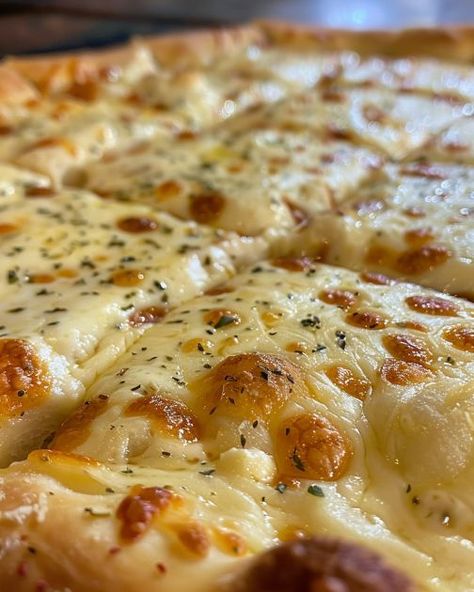 This is called 'White Pizza' and it's the only kind my family will eat! White Pizza Recipes, Baked Pizza, White Pizza, Pizza Recipes Homemade, Flatbread Pizza, Pizza Pie, Pizza Rolls, Pizza Recipes Dough, Pizza Bread