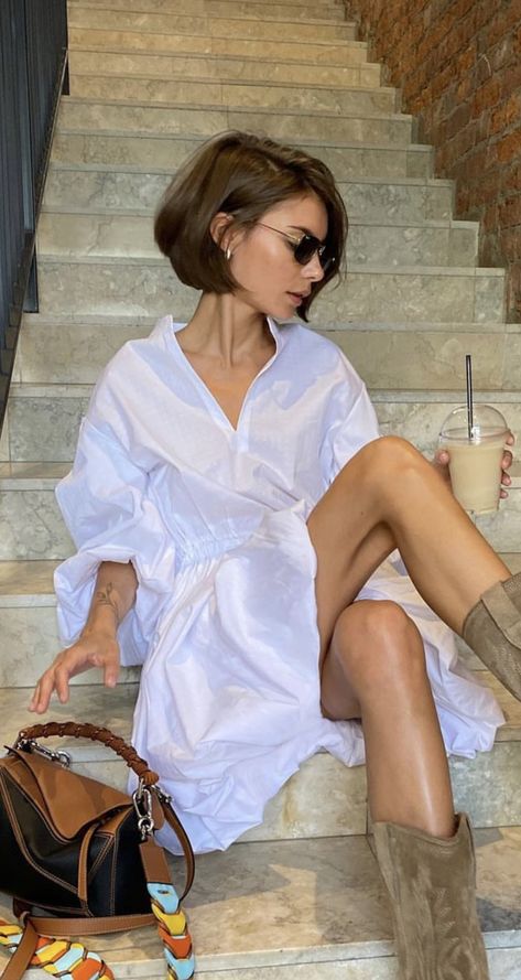 Bob Hair Outfit, Short Hair Outfits Casual, Chic Bob Haircut, Short Hair Outfits, Latest Short Haircuts, Chin Length Hair, Hair Cute, Work Hairstyles, Cooler Look