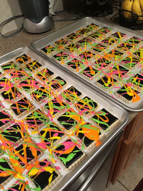 Neon Splatter Paint cookies! Love how these turned out....the pep rally theme this week was neon, so why not have some neon sugar cookies??? Neon Splatter Paint, 90s Party Ideas, Snack Boards, Cookies Love, 80s Birthday Parties, Glow Birthday Party, 90s Theme Party, 80s Theme Party, Slime Party