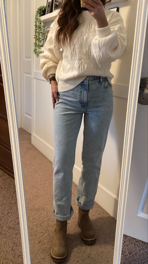 Autumn Mom Jeans Outfit, Outfits Con Jeans Mom Invierno, Chelsea Boots Fall Outfit, Jeans Tricks, Chelsea Boots Fall, Fall Boot Outfits, Light Denim Jeans Outfit, Light Wash Jeans Outfit, Levi Jeans Outfit