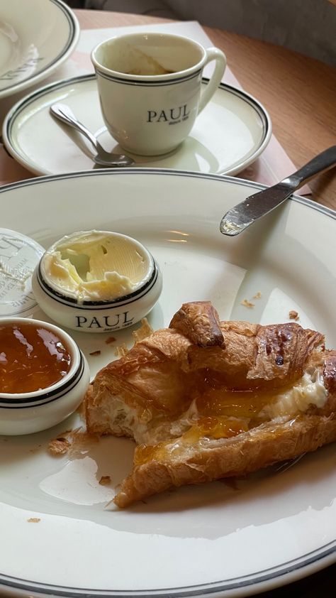 Aesthetic French breakfast with croissant & jam Paul cafe Breakfast In Cafe Aesthetic, Croissant For Breakfast, Croissant With Jam, Croissant Breakfast Aesthetic, French Croissant Aesthetic, French Bistro Aesthetic, Croissant Aesthetic Photography, Croissant Photos, Breakfast Photography Morning