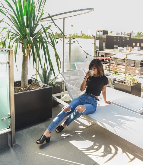 Black tee, skinny jeans, mules & coffee. #Regram via @bylisalinh Black Heel Mules Outfit, Black Mule Heels Outfit, Mule Heels Outfit, Mule Sandals Outfit, Heel Mules Outfit, Black Mules Outfit, Heels Outfits Casual, Outfits With Mules, Mule Outfit