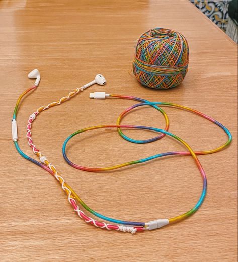 Earphones Wrap, Thread Ideas, Paracord Projects Diy, Travis Scott Wallpapers, Head Phones, Bijoux Fil Aluminium, Diy Wrap, Bracelets Handmade Diy, Living Room Sofa Design