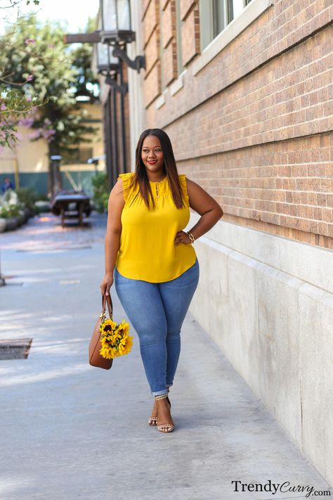 Best of 2018: Plus Size Fashion - Trendy CurvyTrendy Curvy Plus-koon Muoti, Plus Size Street Style, Curvy Clothes, Simple Spring Outfits, Female Tops, Look Plus Size, Big Girl Fashion, Curvy Plus Size, Spring Fling