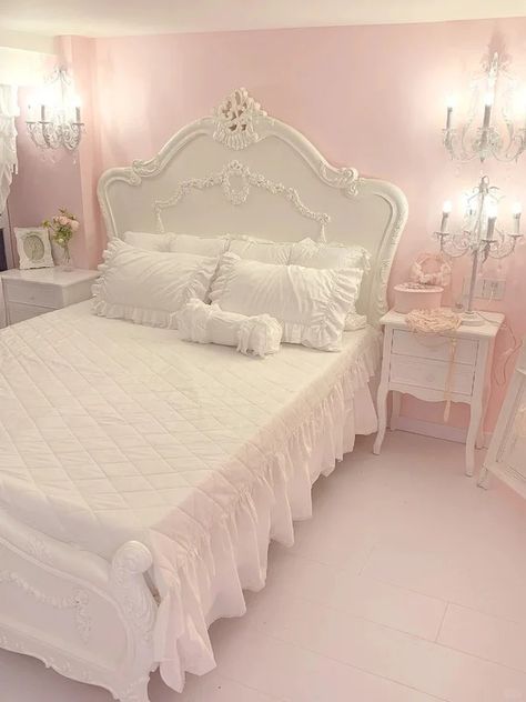 Create a Summer Coquette Bedroom with Ever Lasting | Room Decor Tips | Ever Lasting Blog Pretty Bed Sheets, Tsitp Dr, Coquette Bedroom, Vasos Vintage, Room Decor Tips, Summer Coquette, Sophisticated Bedroom, Bed Frame Design, Bedroom Deco