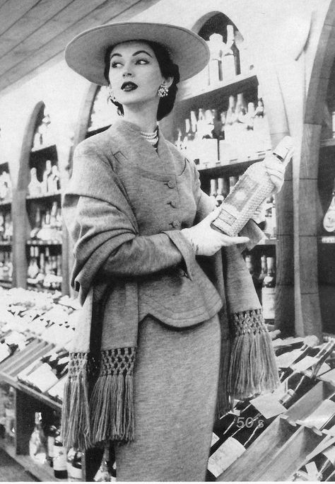 Fashion 1950, Flot Makeup, 1950 Fashion, Fifties Fashion, Fashion 1950s, Vintage Fashion Photography, Vintage Suits, Bottle Of Wine, Retro Mode