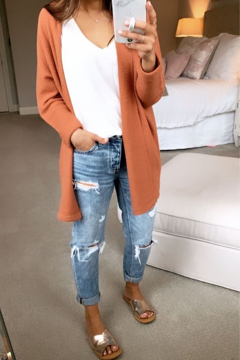 Tomgirl Outfits, Pretty Summer Outfits, Tomgirl Jeans, Jeans Summer, Cardigan Outfit, Blue Ripped Jeans, Outfits To Wear, Crop Top Outfits, Jeans Outfit