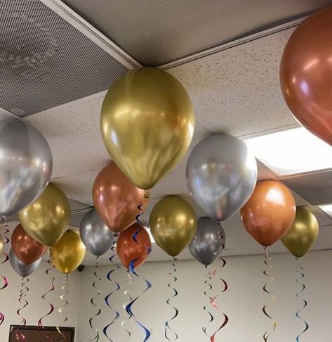 Balloon Ceiling Decorations Without Helium - SoNice Party Balloons On Ceiling No Helium, Helium Balloons Diy, Balloon Ceiling Decorations, Balloon Decorations Without Helium, Party Ceiling Decorations, Nye Decorations, Hanging Balloons, Balloon Ceiling, Ceiling Decorations