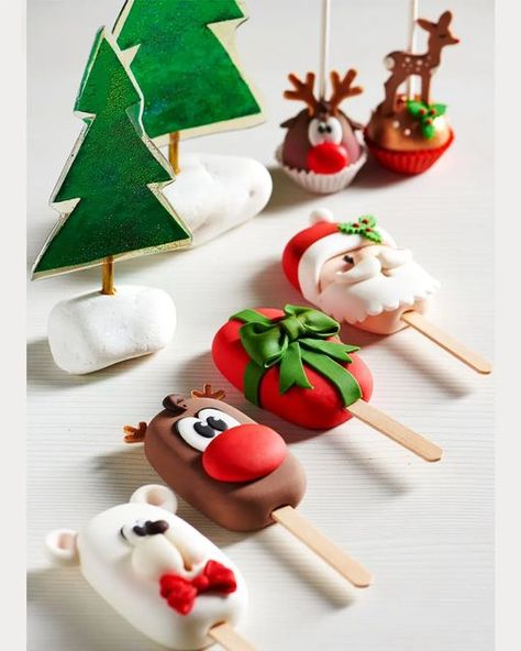 Christmas Pop Cakes, Christmas Fondant Decorations, Christmas Chocolate Decorations, Christmas Cake Sicles, Pop Cakes Ideas, Christmas Cakesicle, Christmas Cakecicles, 4th July Cake, Cake Pops Christmas