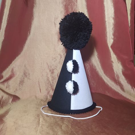 Black and white clown costume Clown hat Pierrot hat Pierrot costume Clown costume Terrifier Circus Halloween Kids Toddler Adult costume ꙰ MATERIAL The material - felt, yarn, elastic. ꙰ MEASUREMENTS Height approximately - 11.81 inch (30 cm) Diametr approximately - 4.72 inch (12.5 cm) We can do any size of hat and also a color. Please write me what color do you want. ꙰ SHIPPING We ship worldwide by avia mail with registered tracking number. ꙰ QUESTION If you have any question do not hositate to co Black And White Clown Costume, White Clown Costume, Clown Costume Diy, Pierrot Costume, Black And White Clown, Halloween Corset, Costume Clown, Clown Collar, Clown Hat