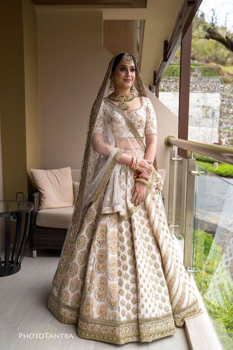 A Gorgeous Hill Wedding With A Bride In An Ivory Lehenga Sabyasachi Ivory Lehenga, Ivory Wedding Lehenga Indian Bridal, Ivory Wedding Lehenga, Ivory Lehenga Bridal, Ivory Bridal Lehenga, White Wedding Lehenga, White Bridal Lehenga, Ivory Lehenga, Orang India