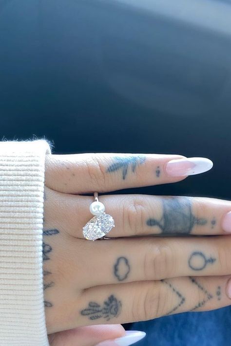 Ariana Grande Engagement Ring, Ariana Grande Engagement, Engagement Rings Vintage, Cute Engagement Rings, Pearl Engagement Ring, Future Engagement Rings, Jewellery Vintage, Antique Engagement Ring, Trending Engagement Rings