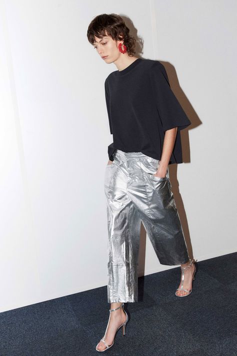 Isabel Marant Pre-Fall 2023 https://www.vogue.com/fashion-shows/pre-fall-2023/isabel-marant/slideshow/collection#7 Robe Fuchsia, Metallic Fashion, Silver Pants, Pre Fall 2023, Look Jean, Metallic Pants, Lingerie Inspiration, Sequin Pants, Fashion Board