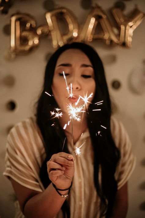 Sparkle Photoshoot Photo Ideas, 23 Candles Birthday, Birthday Photoshoot Ideas 40 Years, Sparkle Candles Birthday Sparklers, Happy Birthday Photography Ideas, Birthday Sparklers Photography, 30th Birthday Photoshoot At Home, Birthday Photo Shoot For Women, Golden Birthday Ideas Photoshoot