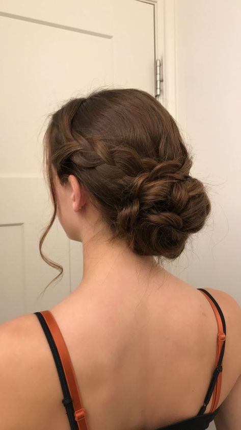 Flowy Braid Hairstyles, Homecoming Hairstyles Short Hair Shoulder Length, Loose Updo Wedding Medium Hair, 1800s Womens Hairstyles, 1800s Hairstyles Women, 1800 Hairstyles Woman, 1910s Hairstyles, Guard Hairstyles, 1800 Hair