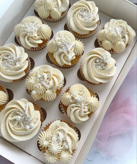 White Icing Cupcake Design, All White Cupcake Decoration, Cream Colored Cupcakes, All White Cupcakes, White Wedding Cupcakes Ideas, Nikkah Cupcakes, White Cupcake Ideas, White Cupcakes Decoration, White And Silver Cupcakes