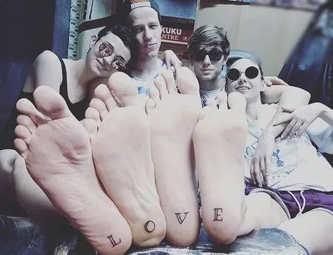 “L-O-V-E” Heel Tattoos for Four Friends Soul Sister Tattoos, Arrow Forearm Tattoo, Heel Tattoos, Matching Bff Tattoos, Coordinates Tattoo, Bff Tattoos, Friendship Tattoos, Geniale Tattoos, Tattoo Shows