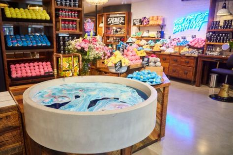 The expanded Robson Street LUSH Cosmetics flagship store features a large sink for trying out products including bath bombs and jellies. Lush Shop, Lush Store, Vitrine Design, Natural Beauty Brands, 타이포그래피 포스터 디자인, Lush Cosmetics, Melt And Pour, Best Skincare Products, Clean Hands