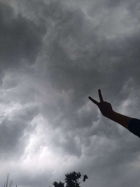 #sky #clouds #rain #nephophile #skylove #rainyseason #baarish Baarish Snaps, Night Rain, Black Clouds, Hand Pictures, Sky Pictures, Rain Clouds, Cool Instagram Pictures, Rainy Season, Birth Control