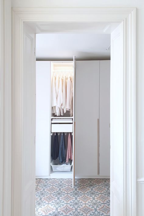 Le mur d’armoires PAX customisé - IKEA Armoire Pax Ikea, Ikea Built In Wardrobes, Dressing Ikea, Pax Ikea, Armoire Pax, Ikea Built In, Bedroom Built In Wardrobe, Bathroom Ensuite, Attic Bathroom