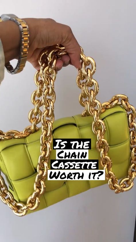 Chain Bag Outfit, Bottega Veneta Padded Cassette Bag, Bottega Veneta Chain Cassette, Padded Cassette Bag, Beige Outfit, Styling Tips, Chain Bags, Green Bag, Gucci Dionysus