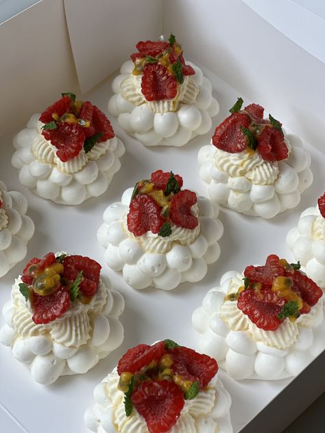 Mini Pavlovas avec le chantilly au mascarpone, fruit de la passion, framboise et la menthe 🤍 Pavlova Birthday Cake Ideas, Meringue Desserts Ideas, Pavlova Wedding Cake, Holiday Pavlova, Pavlova Aesthetic, Pavlova Decoration, Individual Pavlova, Passion Fruit Pavlova, Pavlova Mini