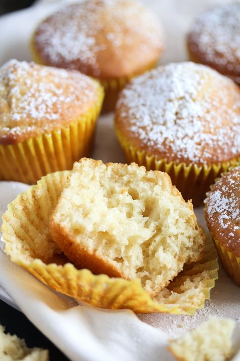 French Vanilla Muffins, Muffins Recipes Easy, Vanilla Muffins Recipe, Banana Carrot Muffins, French Vanilla Cake, Nutella Muffins, Vanilla Muffins, Caramel Bits, Simple Muffin Recipe