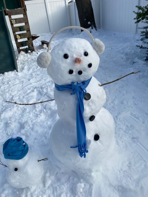 This snowman was for a school project and i wanted to share my results! This snowman was so much fun to build in the packaging snow! ☃️⛄️☃️ Snowman Real, Outdoor Snowman, Snow Blower Accessories, Snowman Cupcakes, Snowmen Ornaments, Snowman Cake, Snow Sculptures, Wooden Snowman, Snow Blowers