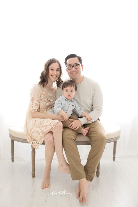 Family Potraits Idea With Baby, Family Of 3 Photoshoot Studio, Raya Ootd, Glam Family Photoshoot, Winter Family Photoshoot, Studio Family Portraits, Family Potrait, Family Photo Studio, First Family Photos