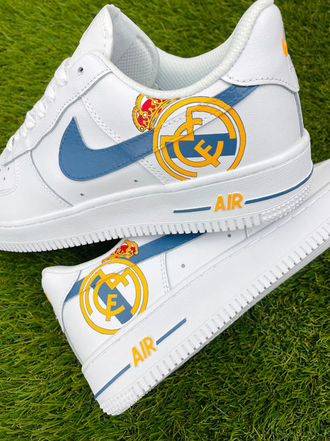 Discover the perfect Christmas gift for the Real Madrid enthusiast in your life - the bespoke Real Madrid x Nike Air Force 1 sneakers. Combining the legendary sportswear brand's classic silhouette with the club's signature colors and crest, these custom kicks are a stylish tribute to the Spanish giants. Air Force Custom, Nike Custom, Air Force 1 Sneakers, Nike Air Force 1 Custom, Ronaldo Junior, Champion Sneakers, Madrid Wallpaper, Custom Kicks, Basketball Photography