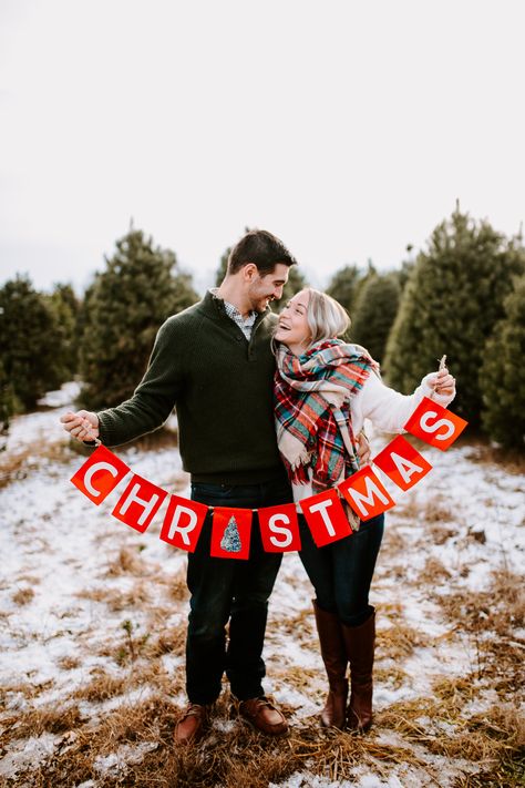 Family Photo Ideas Christmas, Couples Christmas Card Outfits, Mini Christmas Photo Shoot, Xmas Tree Family Photo Ideas, Christmas Tree Farm Christmas Pictures, Outdoor Farm Photoshoot Ideas, Mini Shoots Ideas, Christmas Truck Mini Sessions Outfits, Christmas Tree Minis Photography