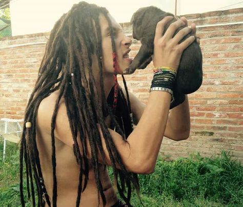 Long dude locks and a fat little puppy Natural Hair Repair, Hippie Dreads, Dreadlocks Men, Mens Dreads, Hippie Men, The Maxx, Moda Hippie, Beautiful Dreadlocks, Hippie Hair