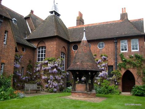 Red House Morris, William Morris Architecture, The Red House William Morris, Red House Bexleyheath, William Morris Red House, William Morris Home, Arts And Crafts Movement Design, Arts And Crafts Architecture, William Morris Interior