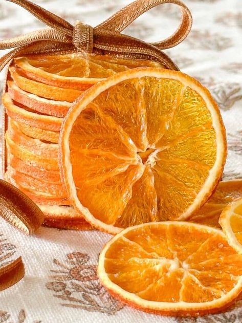 The best Way To Dry Oranges So They Stay Vibrant - StoneGable Citrus Potpourri, Dried Potpourri, Drink Garnishing, Dried Orange Slices, Dried Oranges, Fruit Slice, Dehydrated Food, Christmas Food Desserts, Recipe Roundup