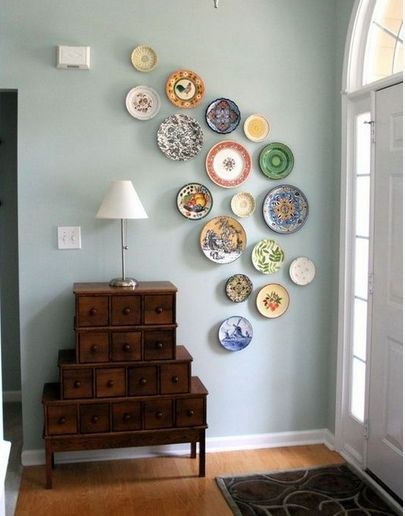 Plate Wall Display, Plates On The Wall, Plate Ideas, Ali Baba, Plate Wall Decor, Plate Decor, Rustic Kitchen Decor, Design Del Prodotto, Style At Home