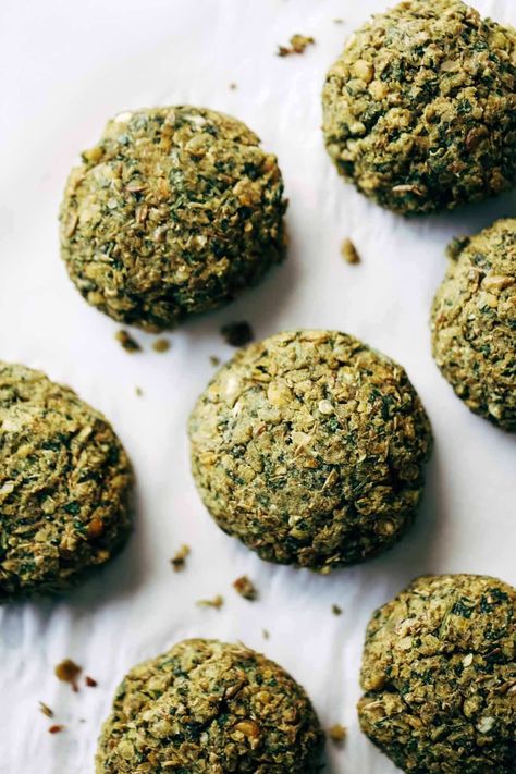 Easy Falafel, Arabisk Mad, Cilantro Parsley, Recipes Veggie, Baked Falafel, Pinch Of Yum, Falafel Recipe, Deep Frying, Lentil Recipes