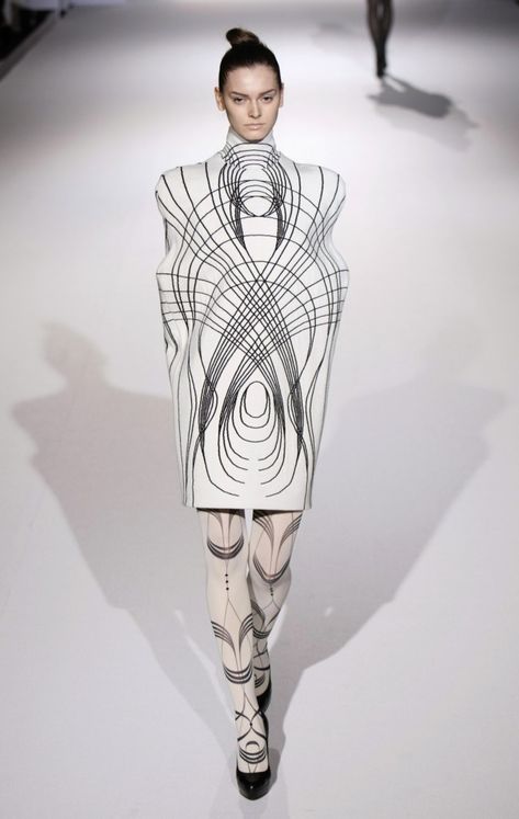 Sachio Kawasaki Weird Silhouettes Fashion, Line In Fashion Design, Curved Lines In Fashion, Lines In Fashion, Geometric Fashion Design, Geometric Pattern Fashion, Illusion Fashion, 3d Silhouette, Architectural Fashion