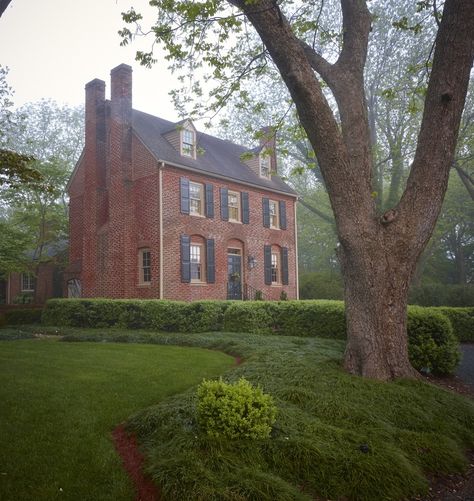 Crooked House, Old Stone Houses, Casas The Sims 4, Red Brick House, Casas Coloniales, This Old House, Stone House, Colonial Style, Colonial House