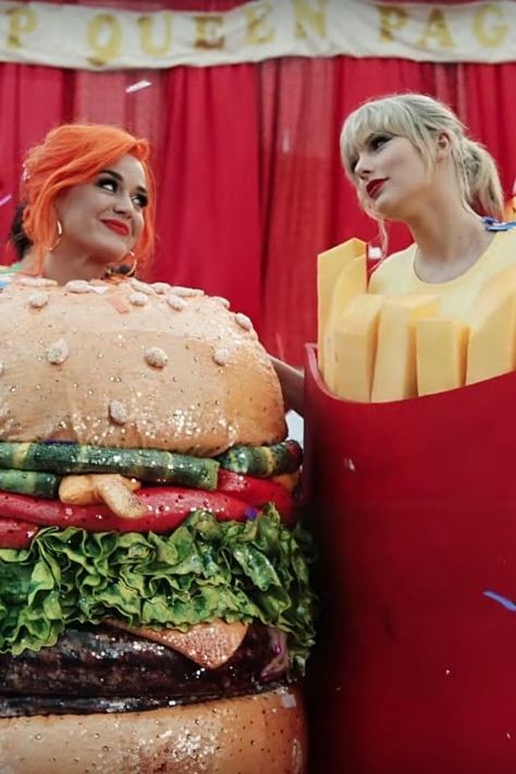 Hamburger Costume, Katy Perry Wallpaper, Taylor Swift Music Videos, Taylor Swift New, Black Halloween Dress, Estilo Taylor Swift, Taylor Swift Music, Orlando Bloom, Taylor Swift Wallpaper